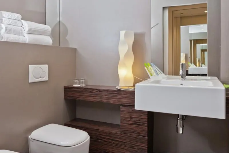 Room, Antony, Venice