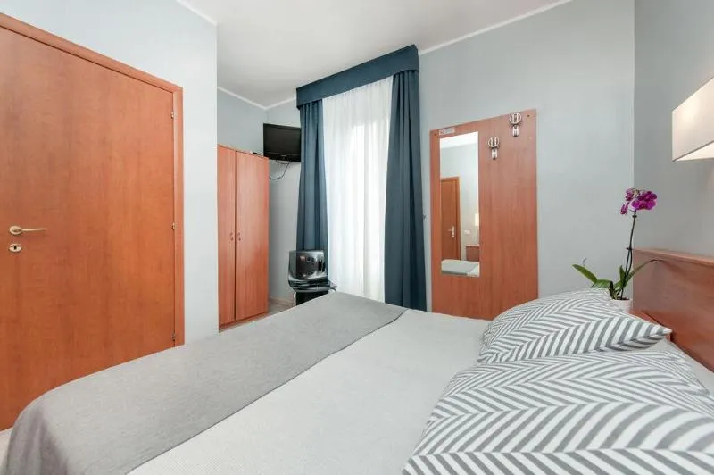 TRIPLE STANDARD Room, Roi, Naples
