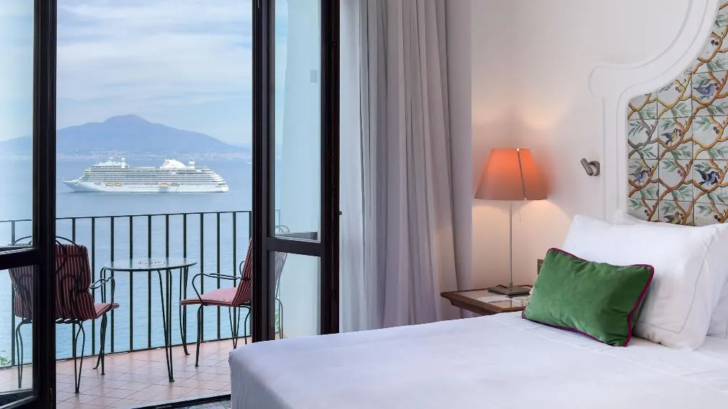 SUITE EXECUTIVE SEA VIEW Room, Grand Hotel Europa Palace, Naples