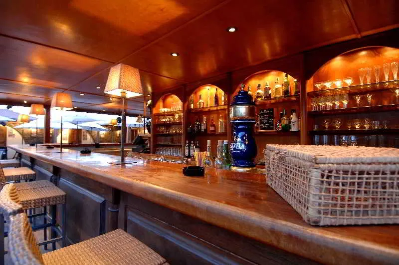 Bar, Morabeza, Sal