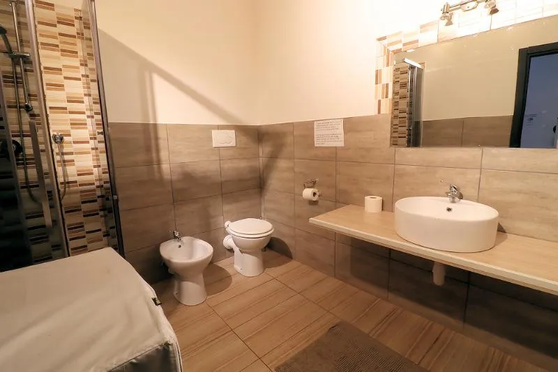 DOUBLE SINGLE USE ECONOMY WITH SHARED BATHROOM Room, Guest House Minas, Milan
