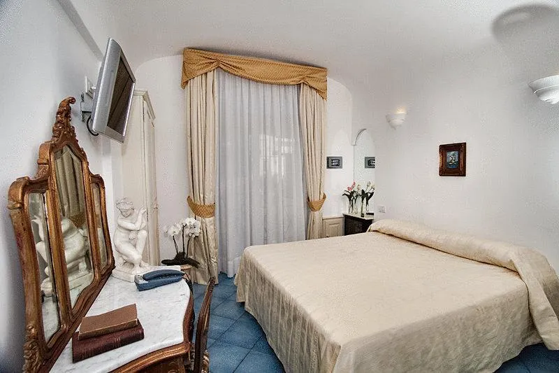 Room, Bussola di Hermes, Naples