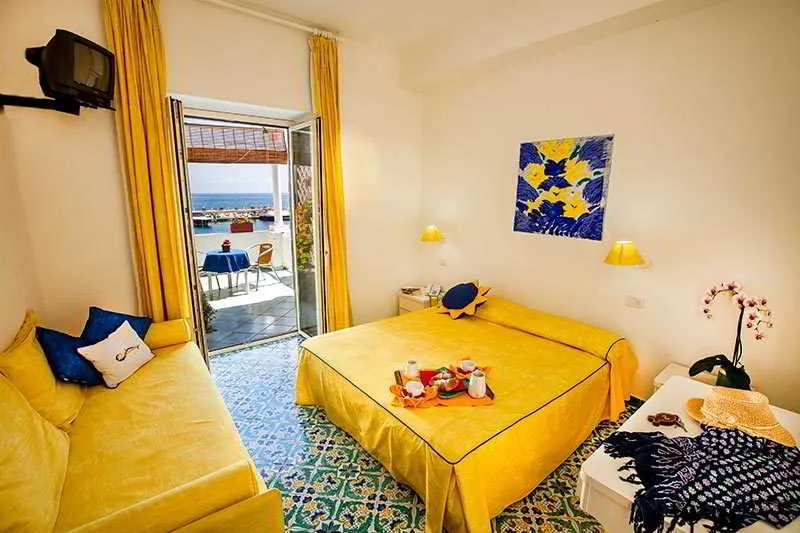 Room, La Sirenella, Naples