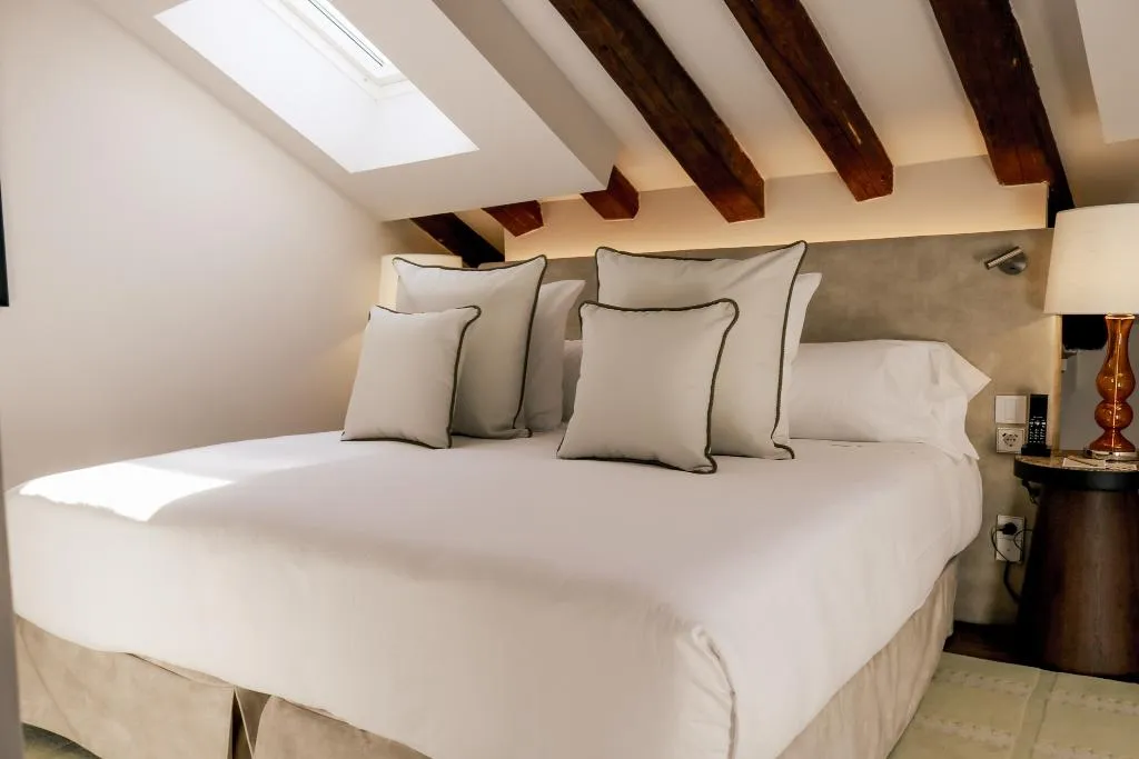 JUNIOR SUITE STANDARD Room, Hospes Puerta de Alcalá, Madrid