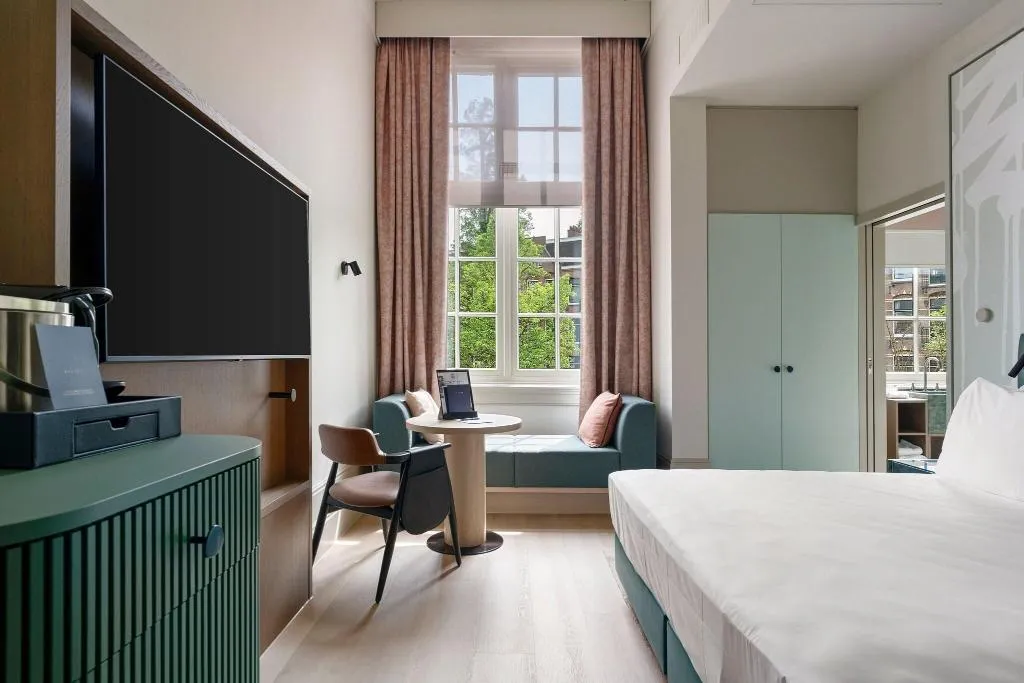DOUBLE DELUXE QUEEN BED Room, College Hotel Amsterdam, Autograph Collection, Amsterdam