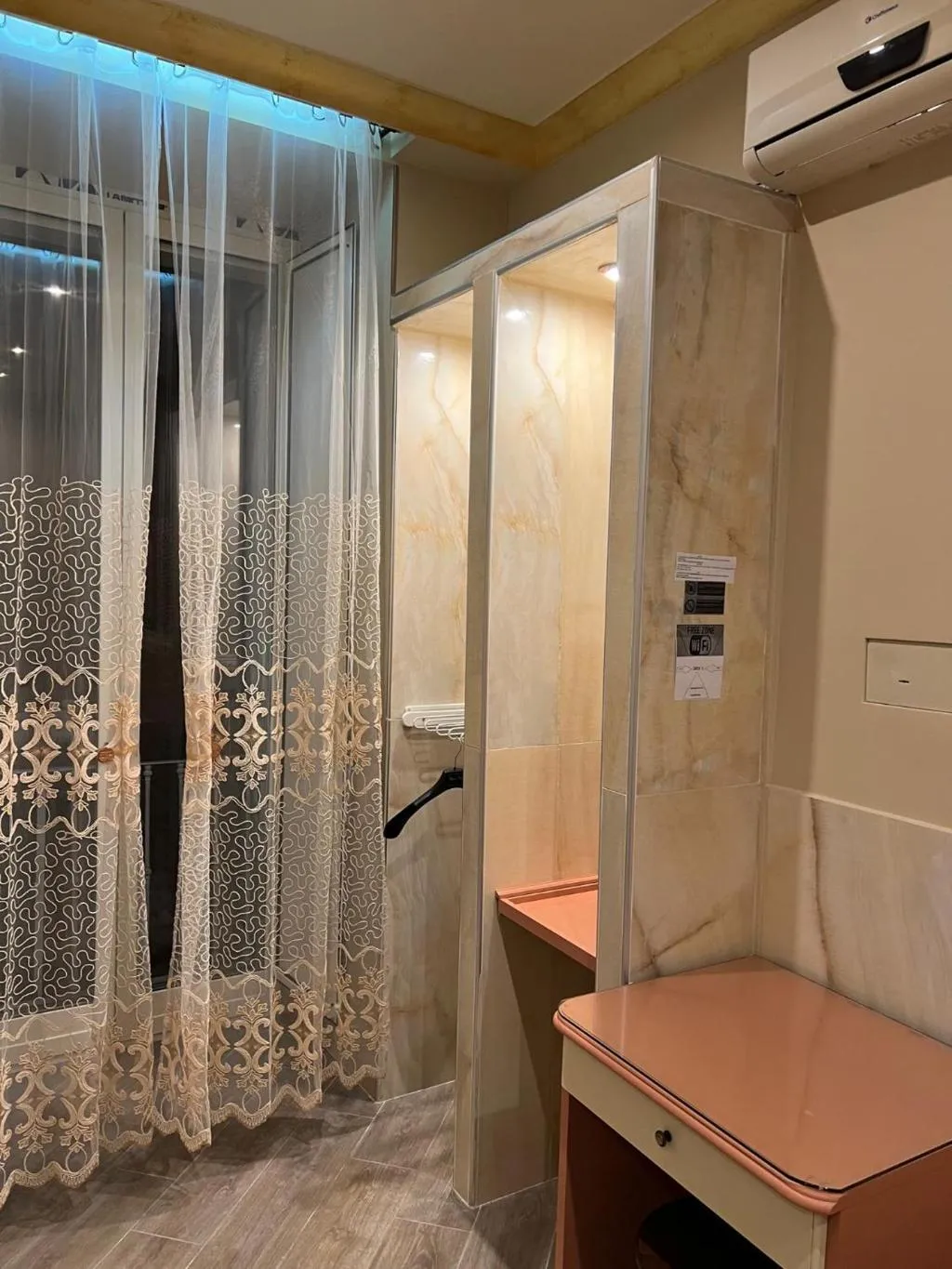 SINGLE STANDARD Room, Iris, Naples