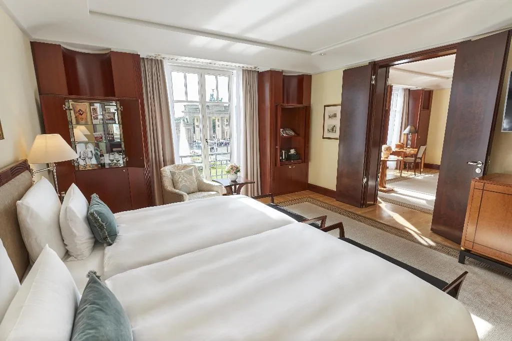 SUITE WITH VIEWS Room, Adlon Kempinski Berlin, Berlin