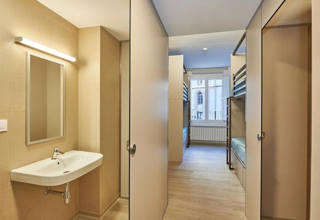QUADRUPLE BUNK BED Room, Alberg Abat Oliba, Barcelona