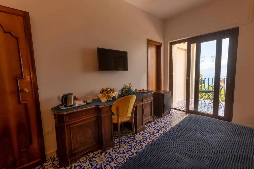 General view, Grand Hotel Hermitage, Naples