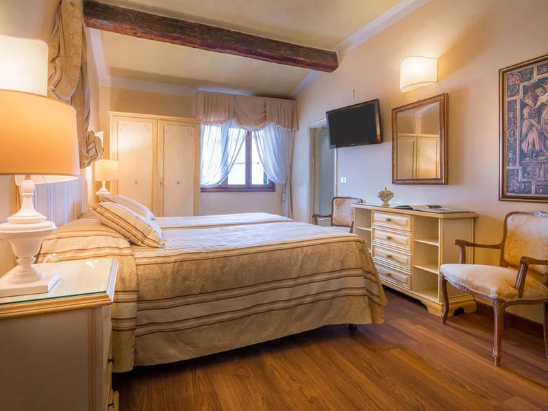 TRIPLE CLASSIC Room, Palazzo Dal Borgo, Florence