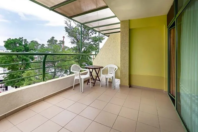Lobby, Juli, Bourgas