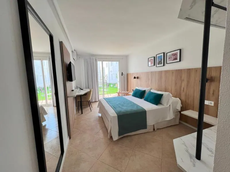 DOUBLE WITH TERRACE Room, Hotel Alfons, Menorca