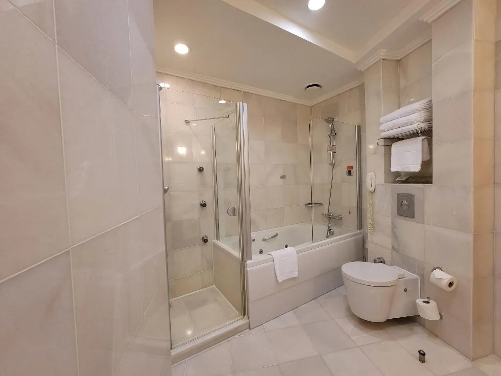 JUNIOR SUITE MOUNTAIN VIEW Room, Wyndham Grand Izmir Ozdilek Thermal & Spa, Izmir