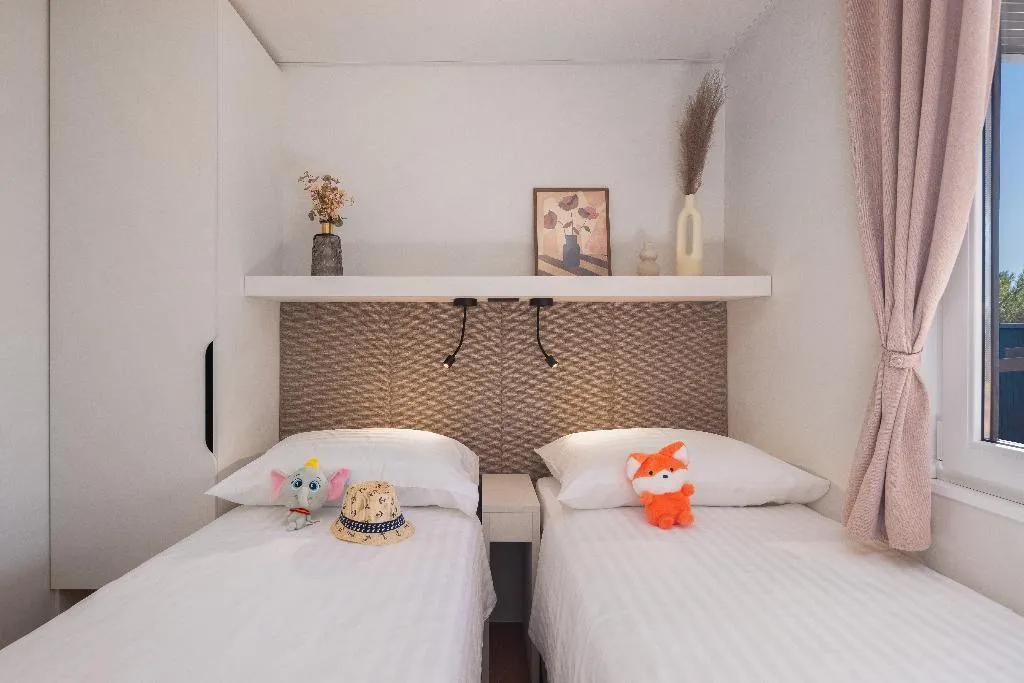 MOBILE HOME TWO BEDROOMS TWO BATHROOMS Room, Pinadria Camping Resort, Split