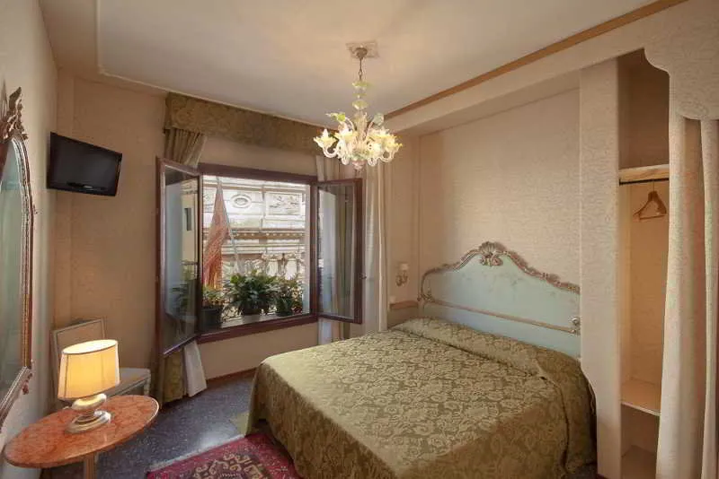 Room, Bel Sito e Berlino, Venice