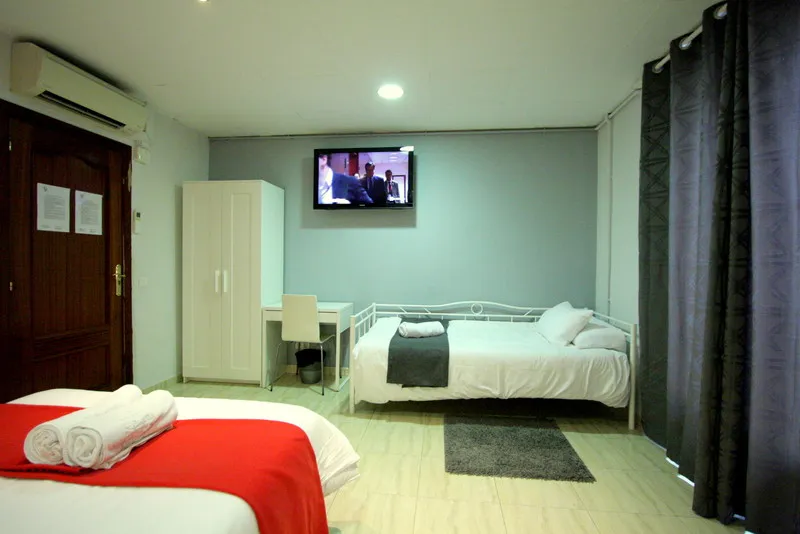 QUADRUPLE WITH SHARED BATHROOM Room, Artistic Hostel BCN, Barcelona