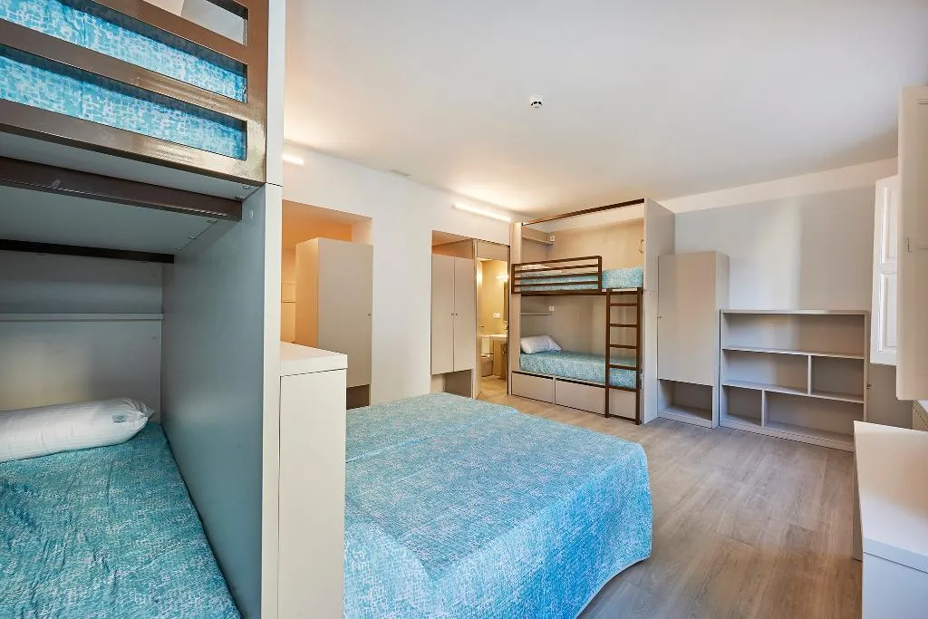 FAMILY ROOM CAPACITY 6 Room, Alberg Abat Oliba, Barcelona