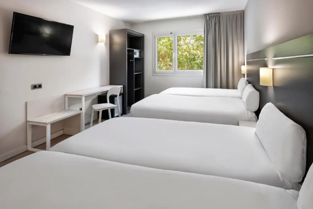 QUADRUPLE STANDARD Room, B&B HOTEL Barcelona Rubí, Barcelona