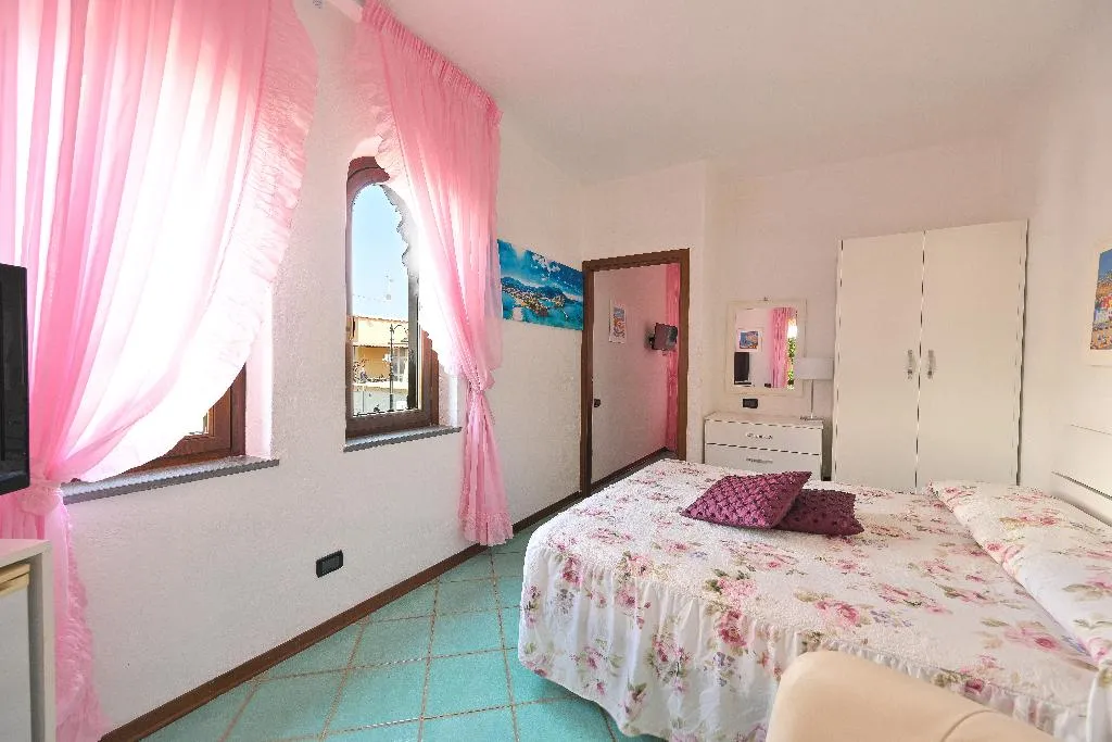 FAMILY ROOM TWO BEDROOMS ONE BATHROOM Room, Hotel Annabelle, Naples