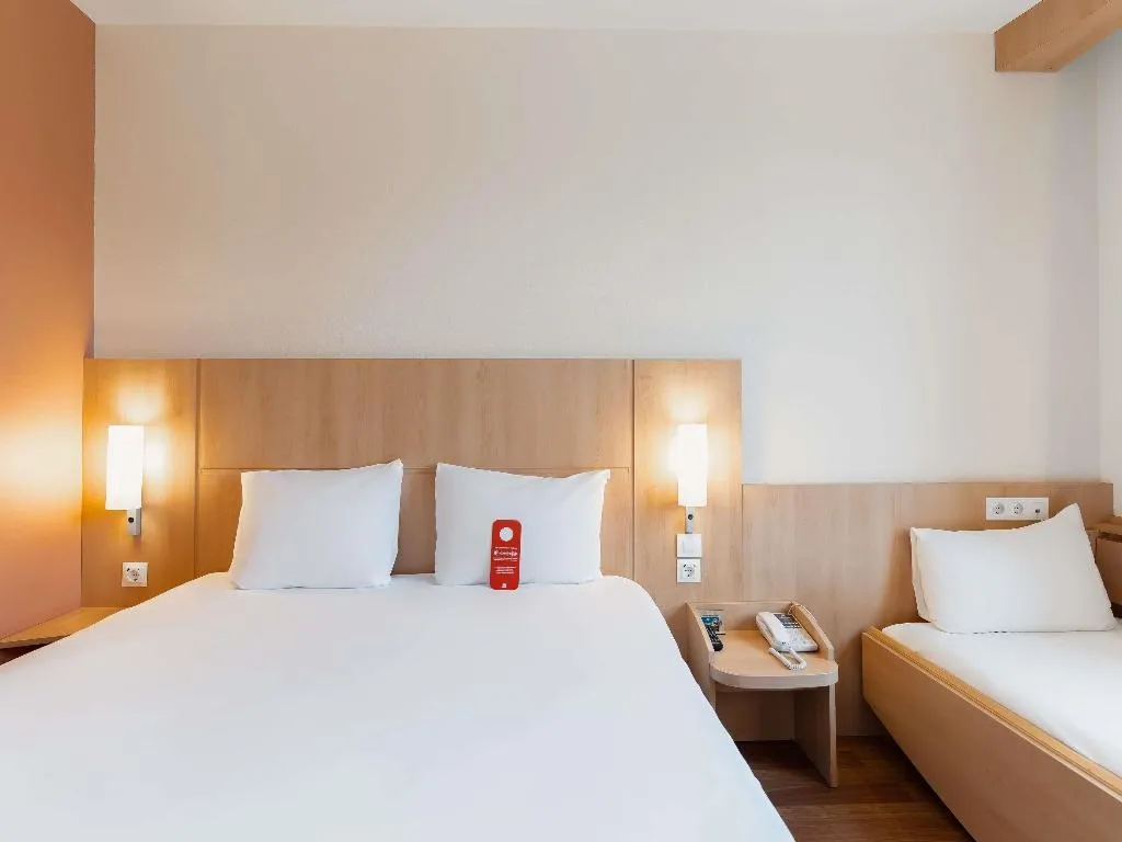 DOUBLE WITH DOUBLE BED Room, ibis Barcelona Mollet, Barcelona