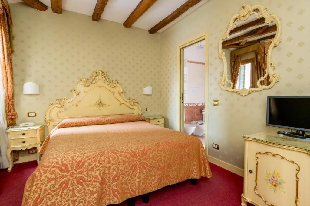 Double or Twin WITH VIEWS Room, Locanda Al Leon, Venice
