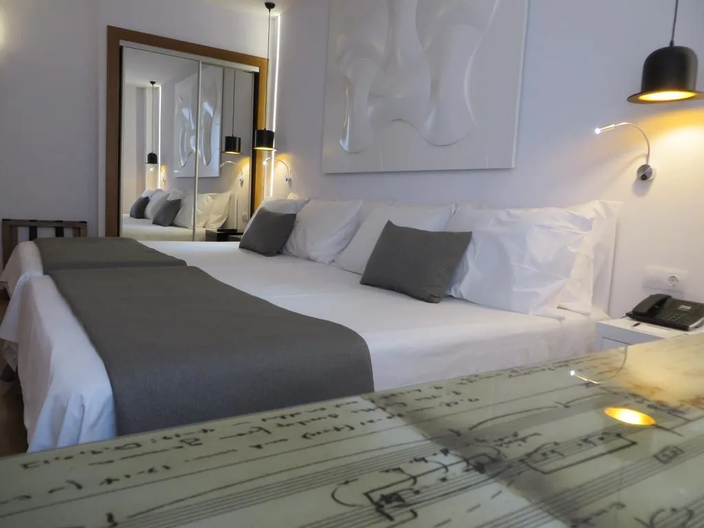 QUADRUPLE STANDARD Room, Evenia Rocafort, Barcelona