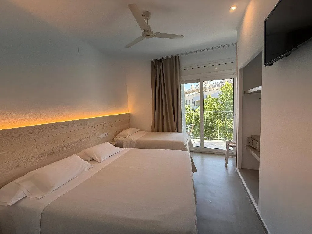 TRIPLE WITH BALCONY Room, Hostal Rom, Costa Brava