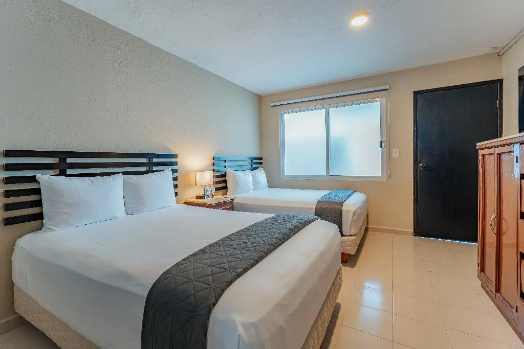 TWIN WITH DOUBLE BED Room, Hotel Brisas 5a Av., Playa Del Carmen