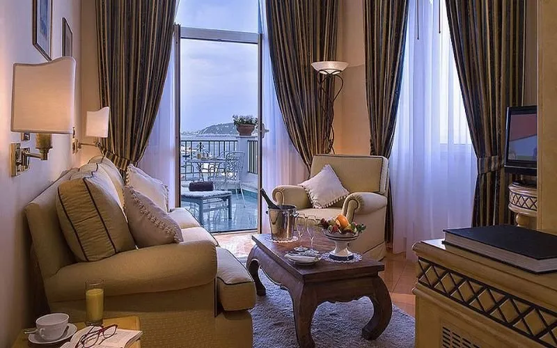 Room, Miramare e Castello, Naples