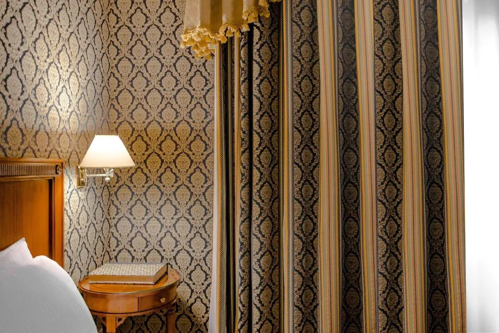 SINGLE QUEEN SIZE BED Room, Monna Lisa, Florence