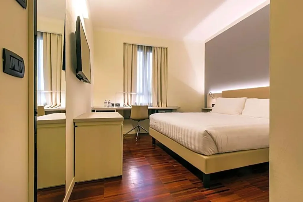 DOUBLE STANDARD Room, 43 Station Hotel, Milan