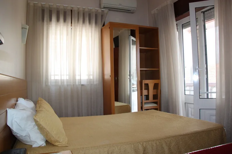 Room, Quasar, Porto