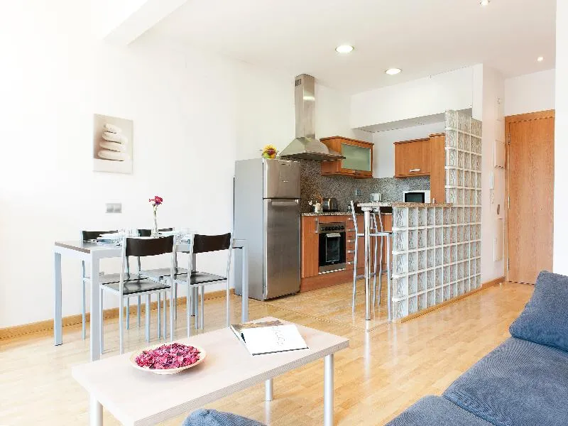 APARTMENT CAPACITY 6 TWO BEDROOMS Room, MH Apartments S. Familia, Barcelona