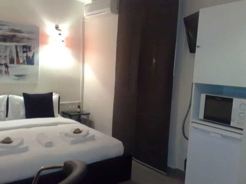 Room, Oxum, Madrid