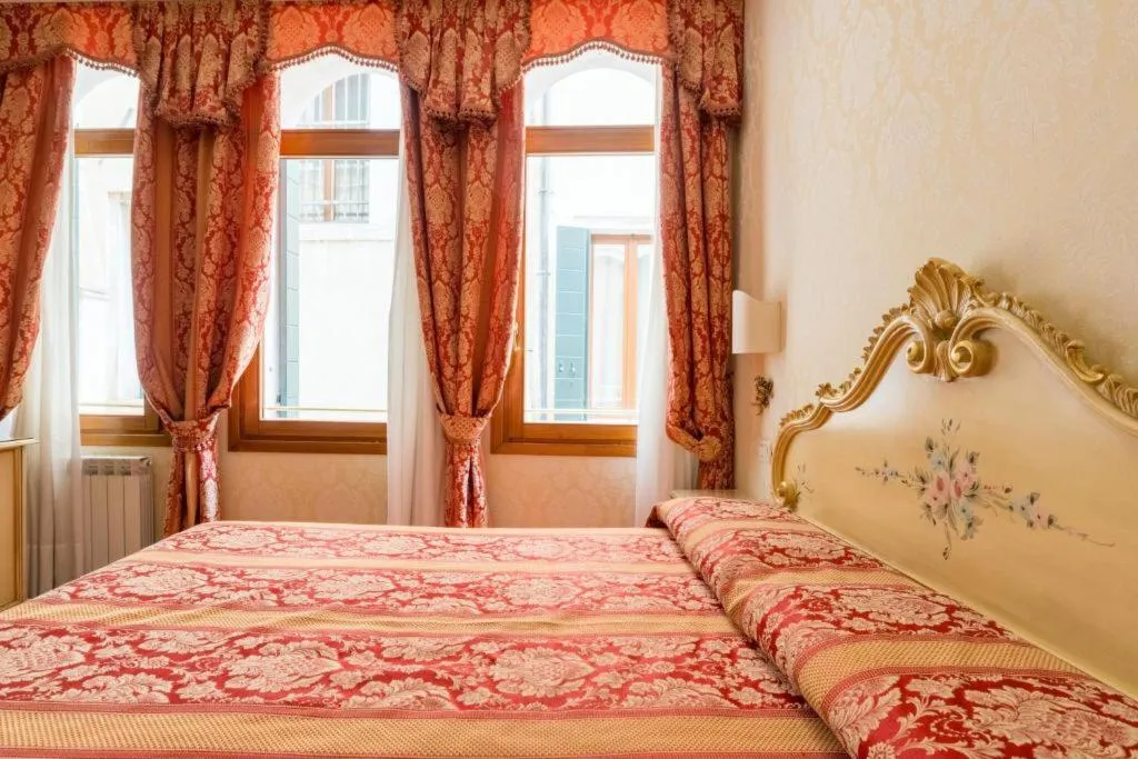 Double or Twin CLASSIC WITH TERRACE Room, Locanda Al Leon, Venice