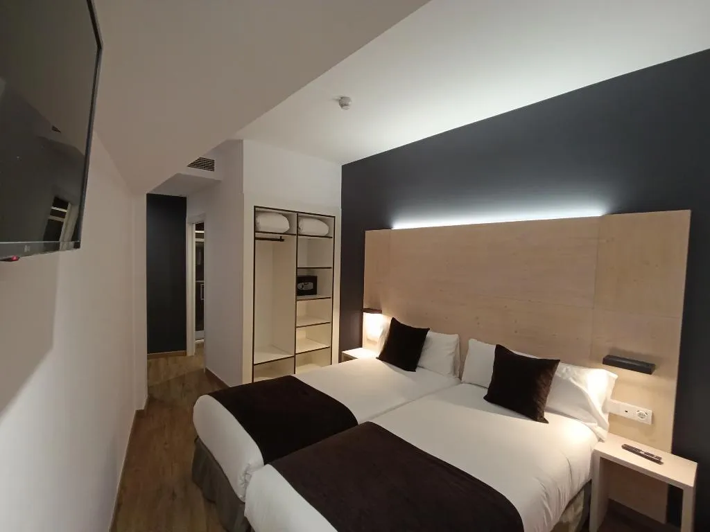 DOUBLE WITH DOUBLE BED Room, Hotel Travessera, Barcelona