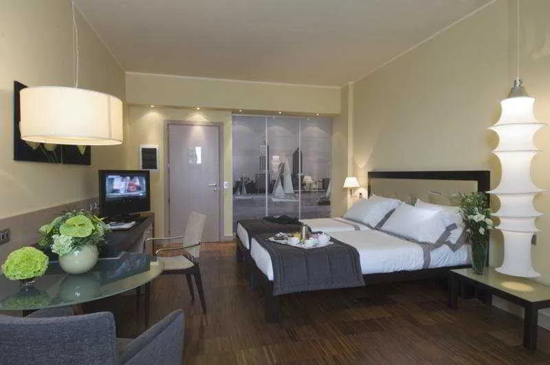 Room, Cruise, Milan