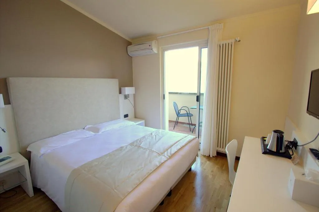 Double or Twin TWO BEDS Room, Bellavista, Milan
