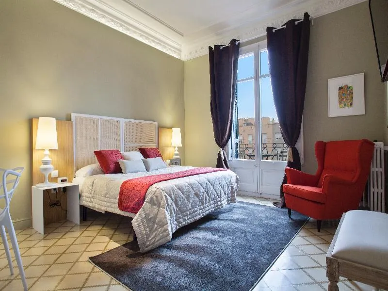 APARTMENT THREE BEDROOMS TWO BATHROOMS Room, Urban District, Barcelona
