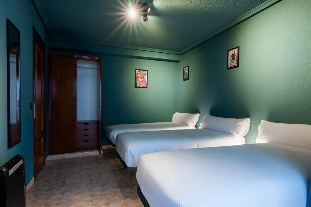 TRIPLE STANDARD Room, Ideal Hostel Madrid, Madrid