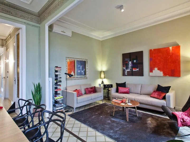 APARTMENT THREE BEDROOMS TWO BATHROOMS Room, Urban District, Barcelona