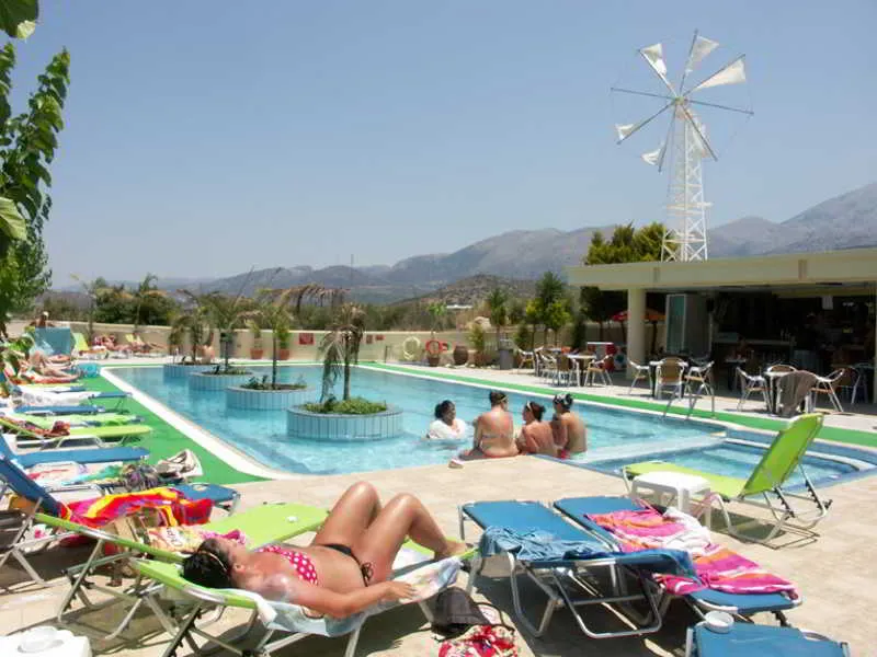 Pool, Nikos, Crete