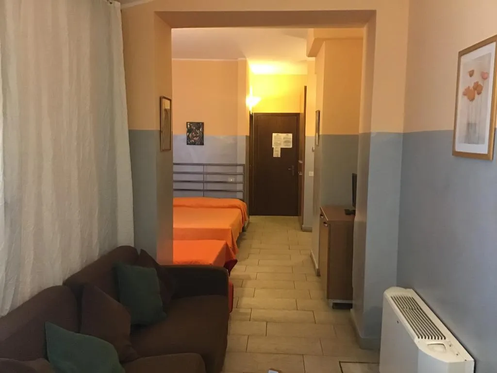 STUDIO CAPACITY 4 Room, Gemini City Centre Studios, Florence