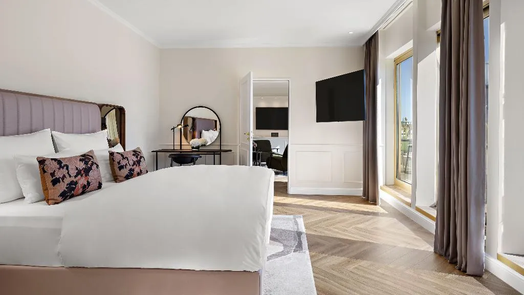 SUITE WITH BALCONY Room, Vignette Collection Bristol Berlin, Berlin
