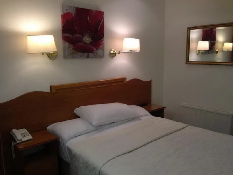 Room, Dergvale, Dublin