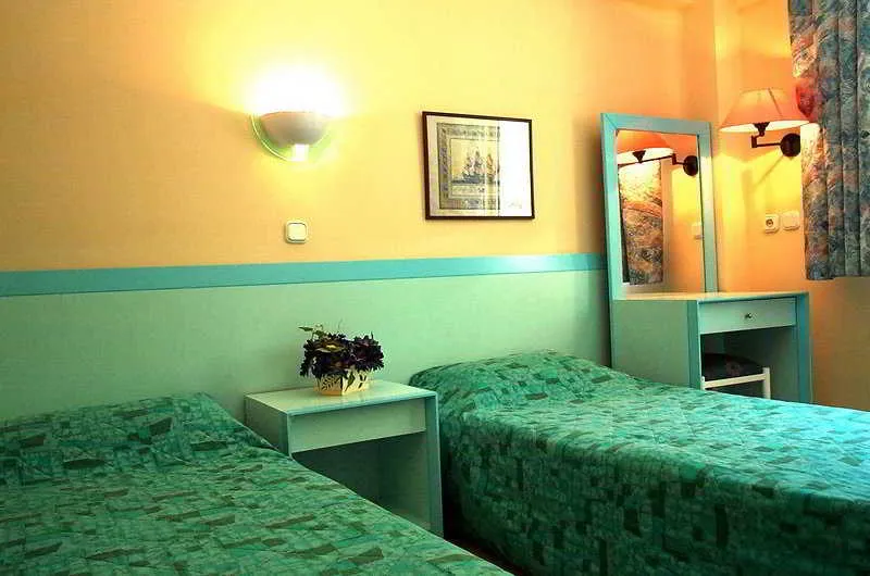 Room, Captain Silver, Dalaman