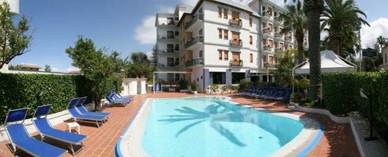 Pool, Caravel, Naples