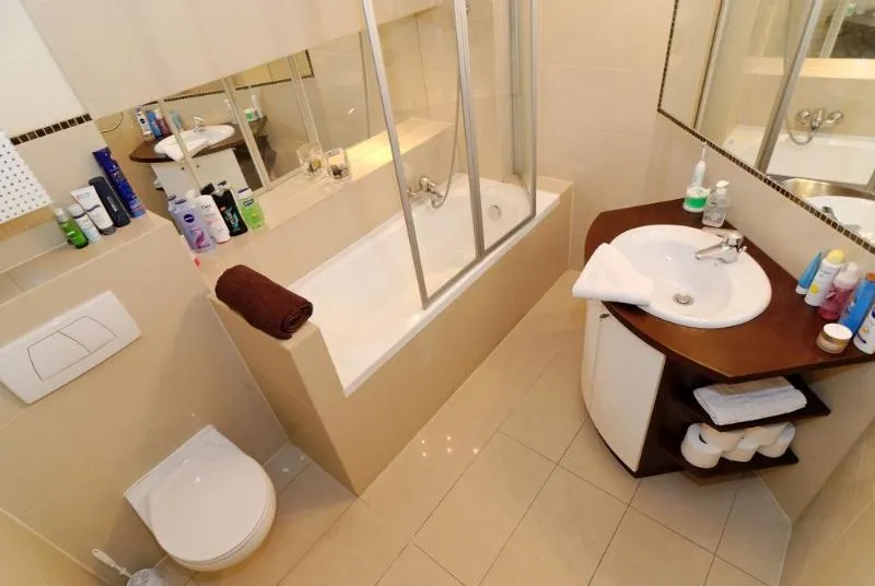 APARTMENT CAPACITY 6 THREE BEDROOM Room, P&J Tourist Apartments, Krakow