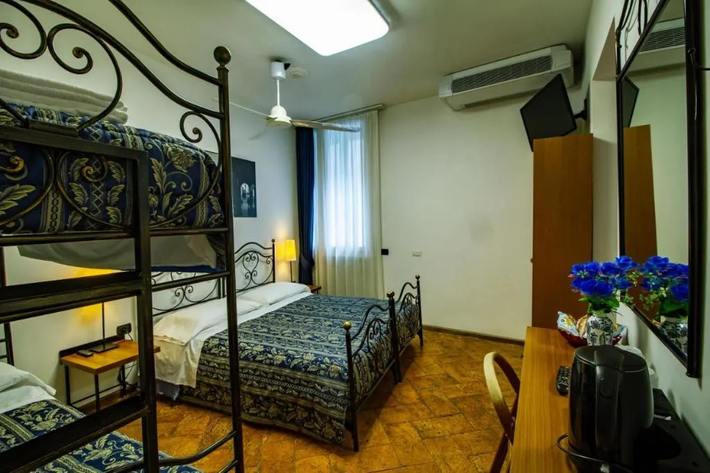 QUADRUPLE STANDARD Room, In Riva Al Lago, Milan