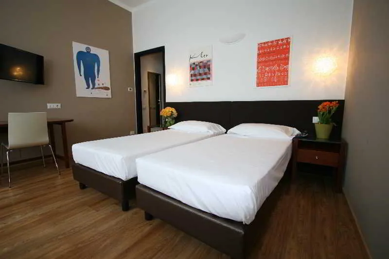 Room, Oro Blu, Milan